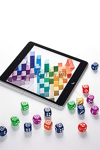 白色背景上带有彩色骰子和 ipad 应用程序的箭头