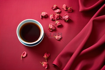 一杯茶放在一块粉红色的布上