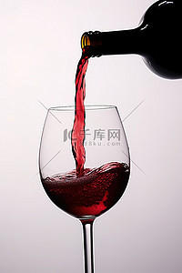 葡萄酒（红酒）背景图片_一杯满红酒正被倒入玻璃杯中
