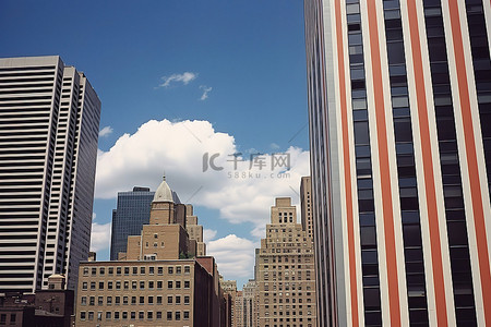 天空多云的城市中的两栋建筑