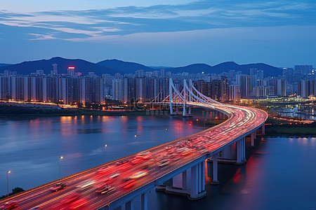 交通高峰背景图片_黄昏时分，交通在两个城市之间的桥梁上行驶