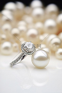 两枚镶嵌在珍珠上的大钻石订婚戒指