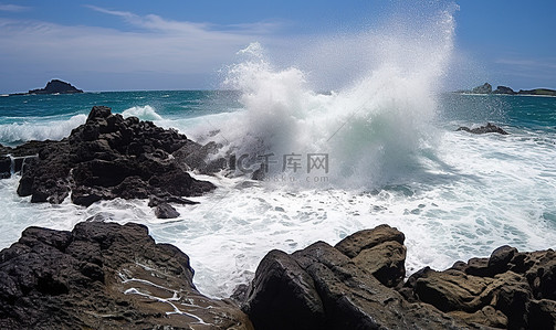 海天空背景图片_海浪在岛上岩石附近的岩石海岸上破碎