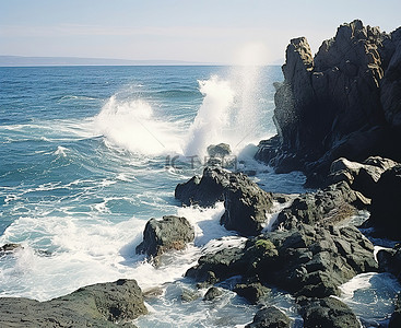 岩石峭壁和海浪拍打