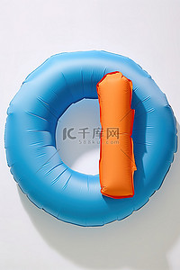 橙色英语背景图片_橙色和蓝色字母的塑料 q 字母形状玩具