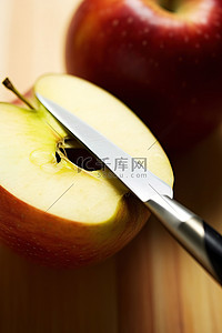 牛顿和苹果背景图片_桌子上刀旁边切好的苹果