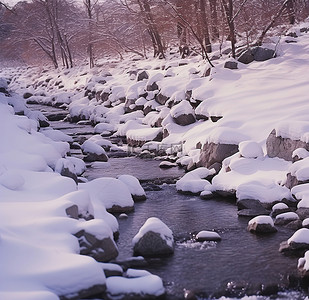 河冰背景图片_一条河的照片，周围有白雪覆盖的岩石
