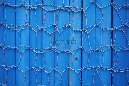 铁丝背景背景图片_木栅栏上蓝色蓝色铁丝网墙的特写