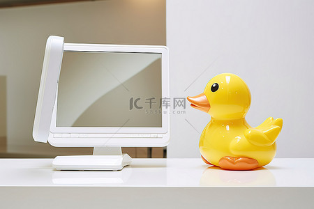 鸭背景图片_白色桌面上的塑料鸭子