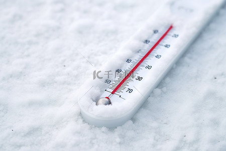白色背景中空雪毯中的温度计
