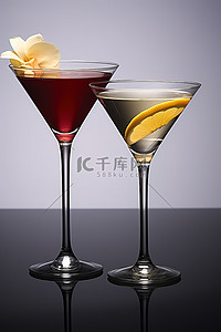 两杯马提尼鸢尾花鸡尾酒图片