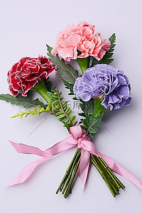 三朵粉色康乃馨，绿叶和丝带