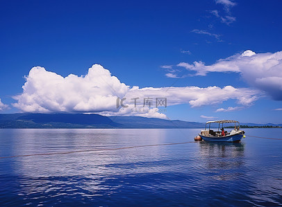 海浪大船背景图片_蓝色的水中有两艘大船，背后有一片白云