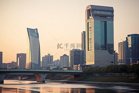 综合背景图片_利昂林首尔河和多伦多日落时的摩天大楼