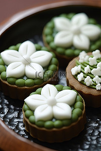 韩国传统美食背景图片_四块巧克力和八重户饼干装饰着白花