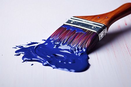 刷蓝色油漆的油漆刷