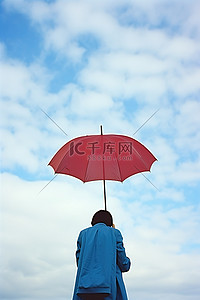 乌云密布下大雨背景图片_天空乌云密布，两个人撑着伞