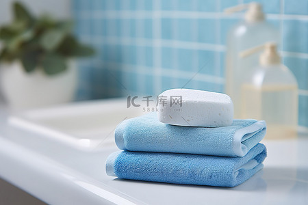 浴室毛巾背景图片_前面有蓝色肥皂的毛巾
