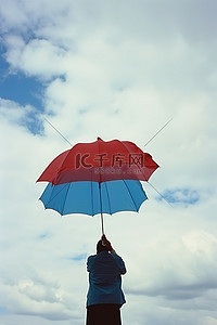 乌云密布下大雨背景图片_天空乌云密布，两个人撑着伞