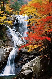 秋天和瀑布在山风景中的瀑布