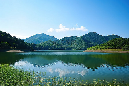 水玉背景图片_蓝天和青山环绕着岸边的湖泊