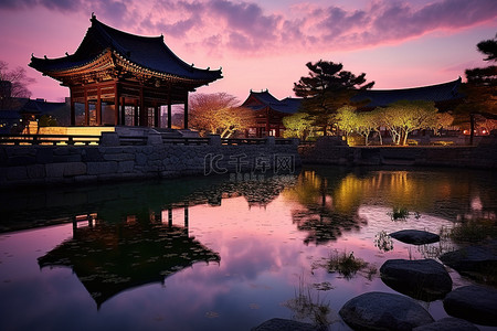 黄昏时分，一幅美丽的图画展示了水面上灯火通明的寺庙