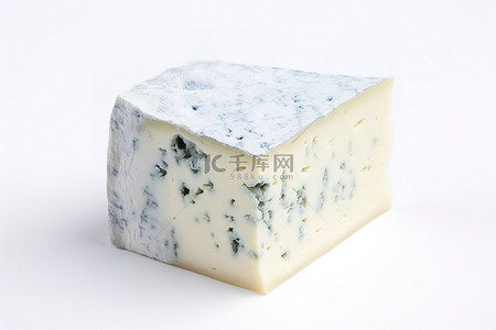 一块奶酪位于白色表面上