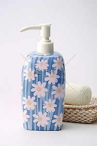 带粉色雏菊的白色和蓝色皂液器