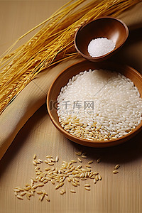 米和黄色稻草坐在棕色布上