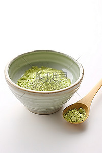 绿色抹茶背景图片_白色背景中装满绿色粉末的碗中的绿色抹茶粉
