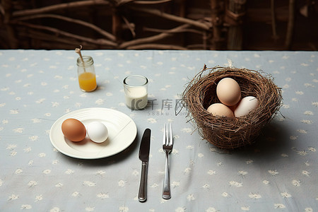一张木桌，巢里有鸡蛋和银器