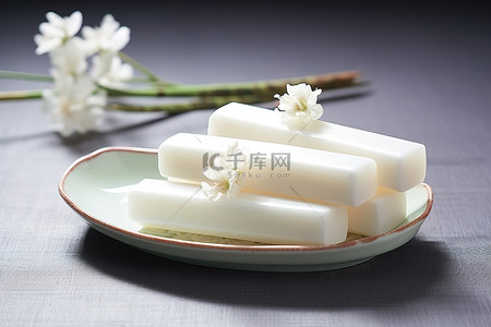 食品中国背景图片_纯白茉莉花香的中国传统餐具