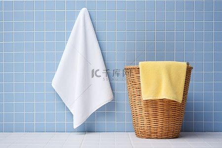 不同的背景图片_蓝色瓷砖上挂着的毛巾毛巾上的三块不同的毛巾