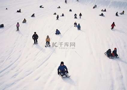 多人运动背景图片_一群孩子乘雪橇滑下冰雪覆盖的山谷