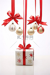 圣诞彩带星星背景图片_圣诞礼品盒和上面挂着彩带的装饰品