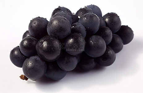 白色的表面上有一串黑色的葡萄