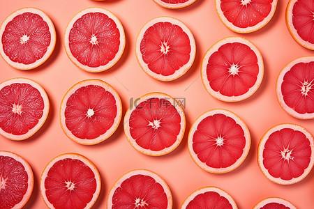 红色珊瑚背景图片_许多柚子片被切成红色背景上的部分