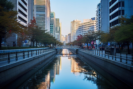 晚上城市背景图片_城市中心的一条城市运河