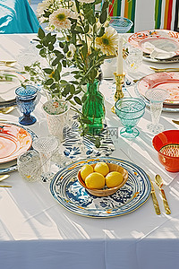 一张蓝色条纹的桌子，上面有装饰菜肴