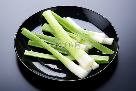 切葱背景图片_一个黑色的盘子，里面有切好的韭菜和葱