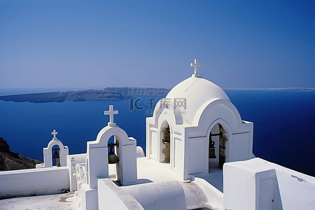 欧洲背景图片_海边一座山上屋顶上有白色门的教堂