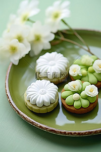 宫西达也背景图片_三个小饼干放在圆盘上，上面有鲜花