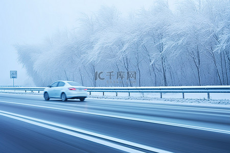 蓝色季节雪落在树上的高速公路上的汽车