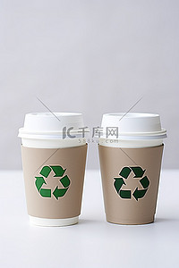 环保标志纸杯背景图片_两个咖啡杯和一个标签的回收标志