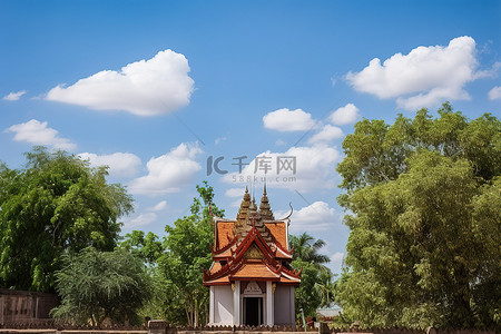 一座小寺庙坐落在一大片草地上