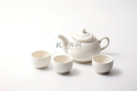 白色背景中的各种白茶壶和杯子
