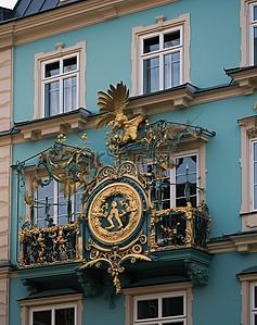时钟特写背景图片_该建筑的阳台上有一个装饰时钟