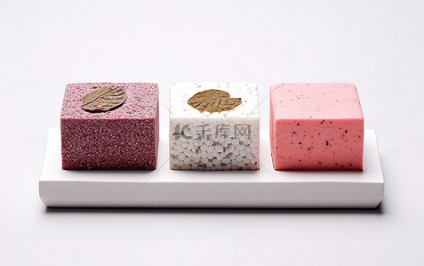中國食品背景图片_方形白色容器中的三重糖果