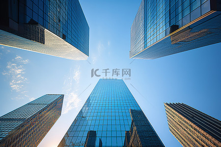 蓝天背景城市背景图片_在蓝天的衬托下建造高大的玻璃建筑