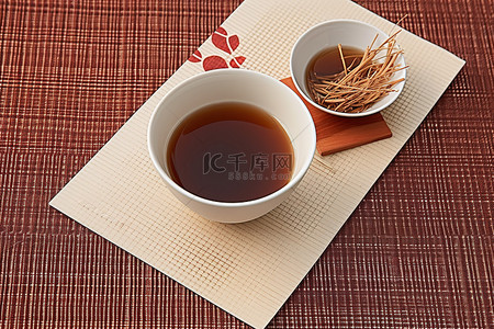 红筷子旁边放着一杯姜汤